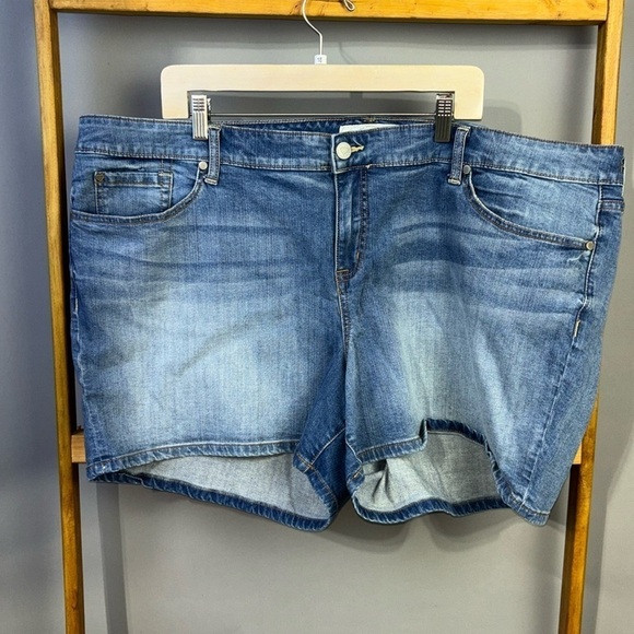 Torrid medium wash blue jean denim shorts. Size 26. EUC. - Picture 1 of 5
